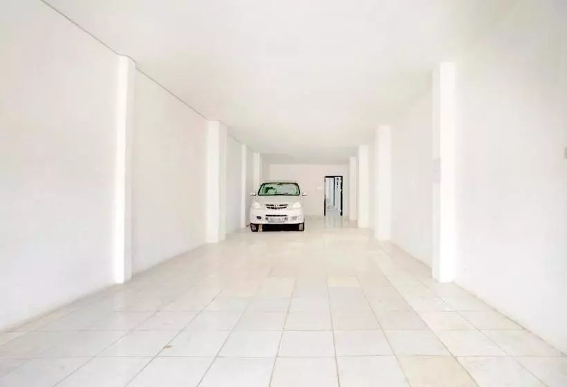 Hotelli Vaccinated Staff  Spot On 3928 Terrace House Syariah