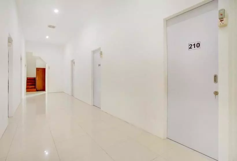 Hotelli Vaccinated Staff  Spot On 3928 Terrace House Syariah