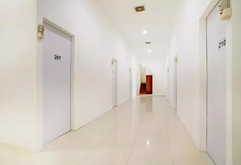 Hotelli Vaccinated Staff  Spot On 3928 Terrace House Syariah