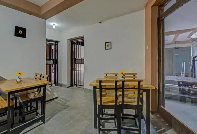 Hotelli Oyo 3860 Nirmala Guest House