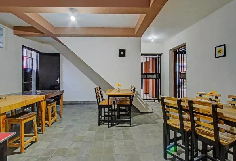 Hotelli Oyo 3860 Nirmala Guest House