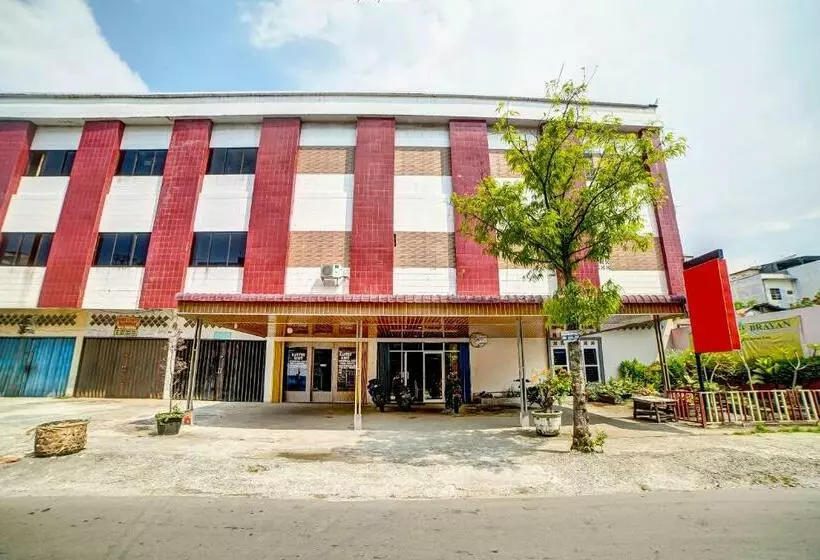 ホテル Reddoorz @ Brayan Medan