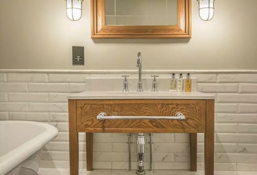 Отель De Vere Wokefield Estate