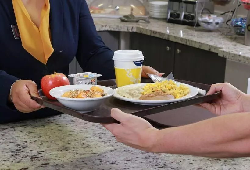 هتل Hampton Inn By Hilton Monterrey Airport