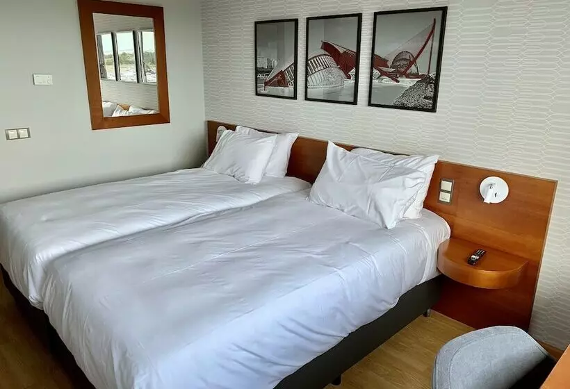 Отель Ramada By Wyndham Valencia Almussafes