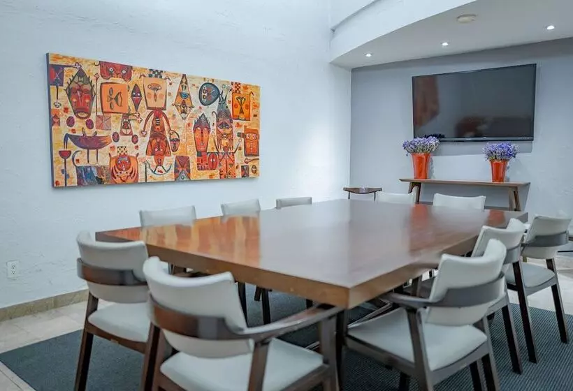 هتل Suites México Plaza León Campestre