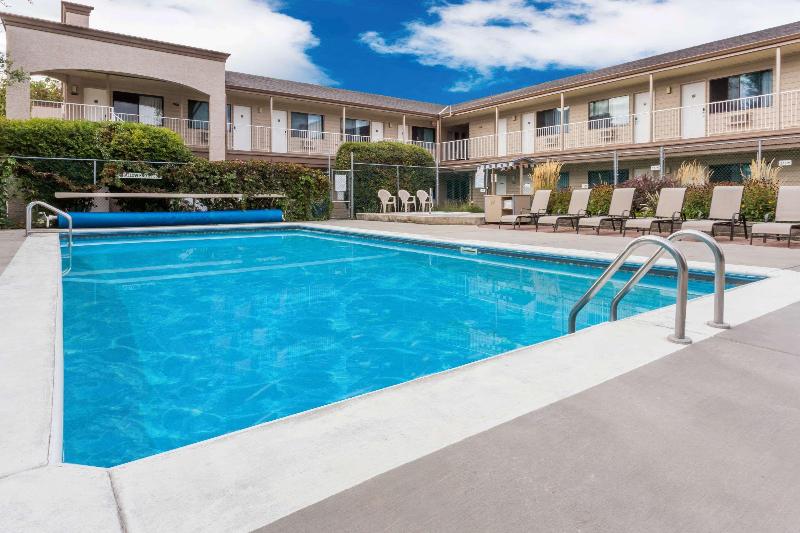 Motel Super 8 By Wyndham Kelowna Bc