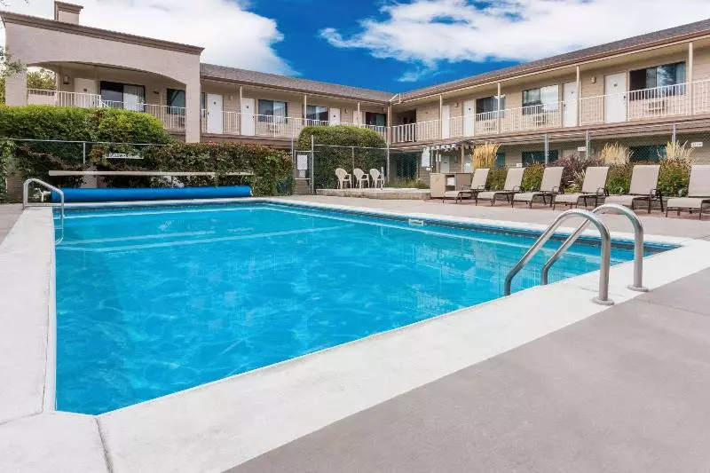 מוטל Super 8 By Wyndham Kelowna Bc