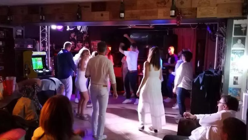 Aamiaismajoitus (B&B) Hostelry Music Repetition