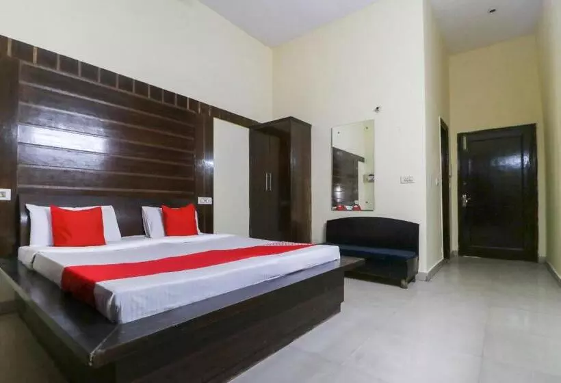 Hotelli Oyo 61138  Kamal Palace