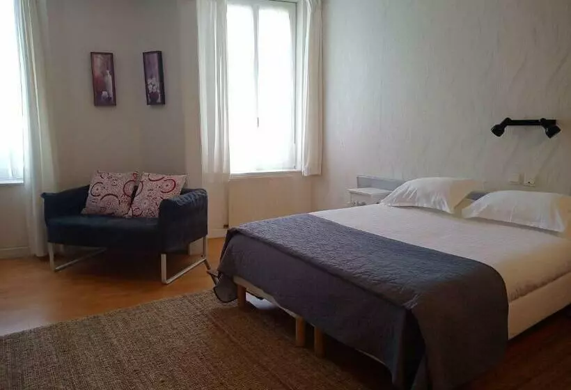 تختخواب و صبحانه Les Chenes Chambres D'hote