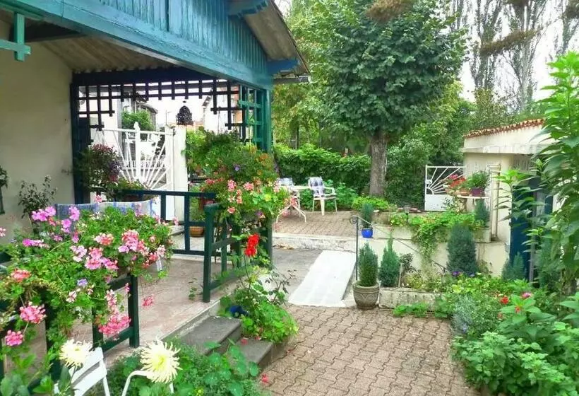 تختخواب و صبحانه Les Chenes Chambres D'hote
