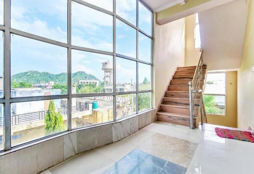 ホテル Spot On 37356 Jawahar Palace