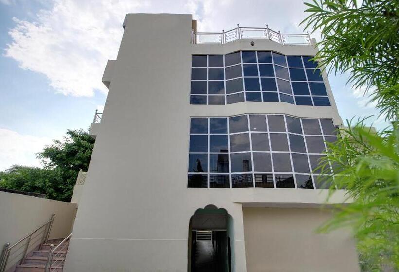 ホテル Spot On 37356 Jawahar Palace