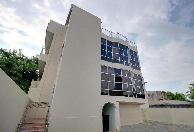 ホテル Spot On 37356 Jawahar Palace