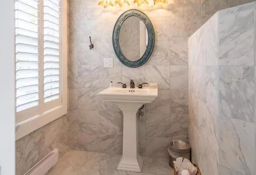 مُتل Marginal Way House