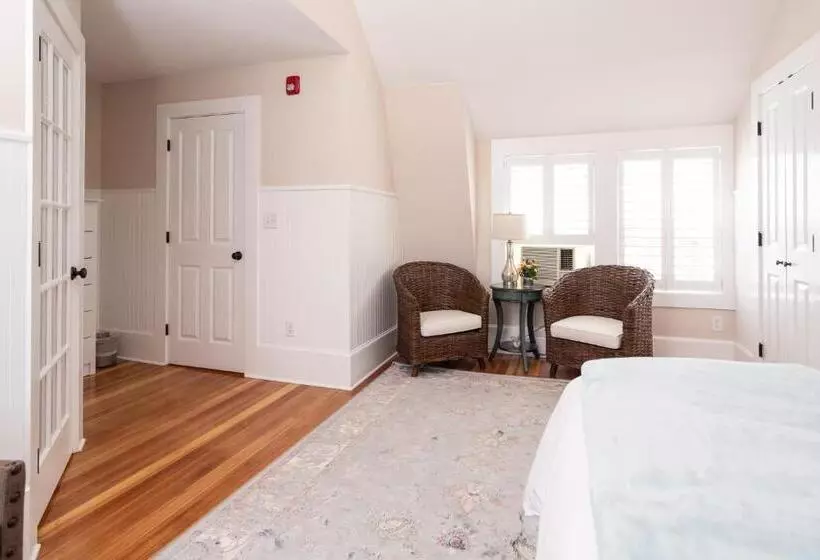 مُتل Marginal Way House