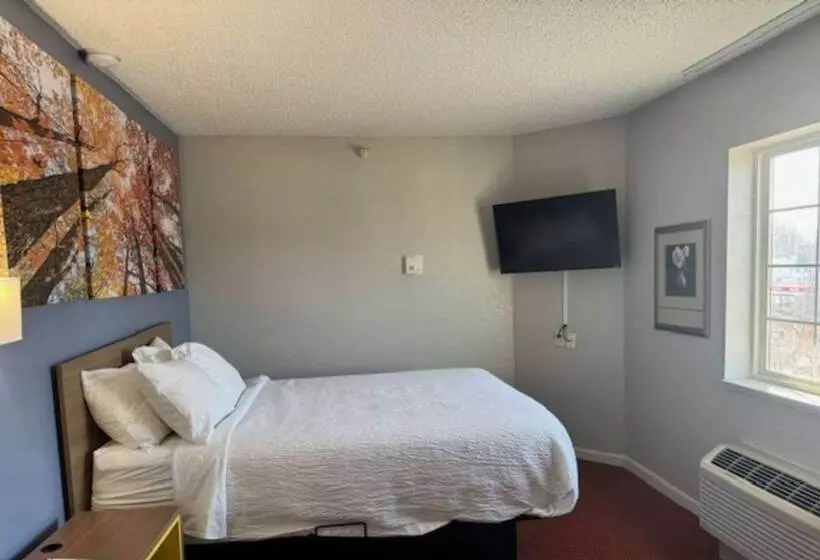 هتل Days Inn & Suites By Wyndham Green Bay Wi