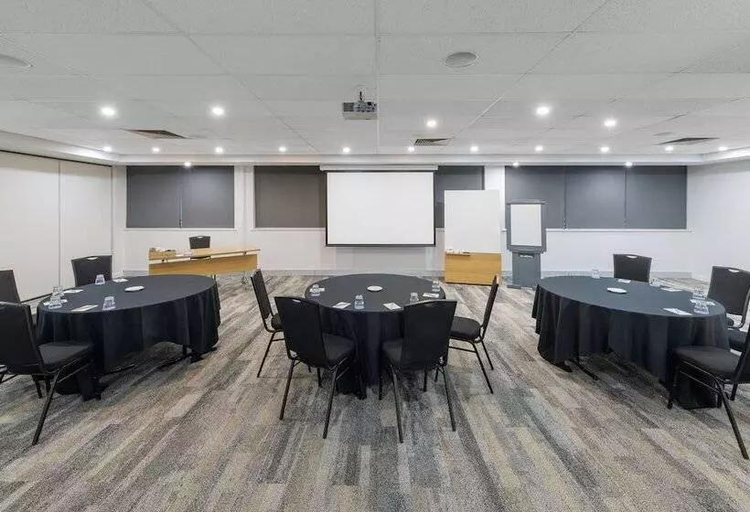 Отель Oaks Perth