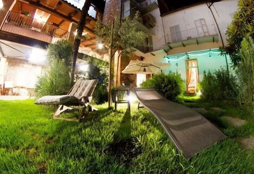 تختخواب و صبحانه Lori's Inn