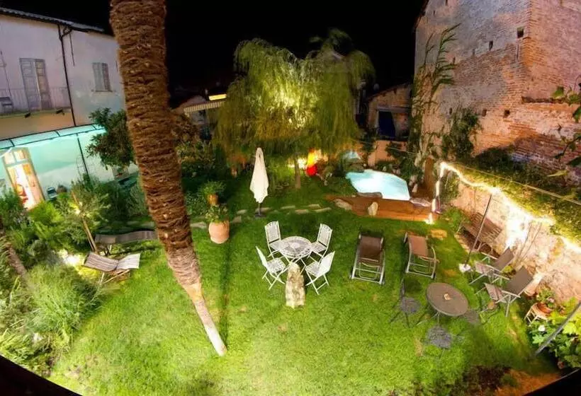تختخواب و صبحانه Lori's Inn