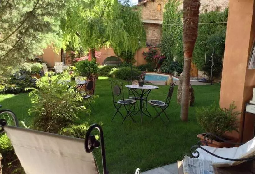 تختخواب و صبحانه Lori's Inn