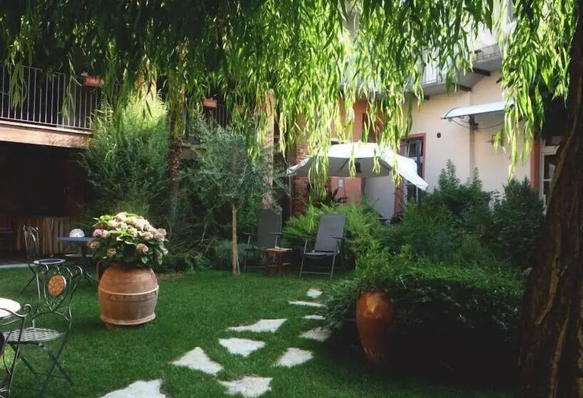 تختخواب و صبحانه Lori's Inn