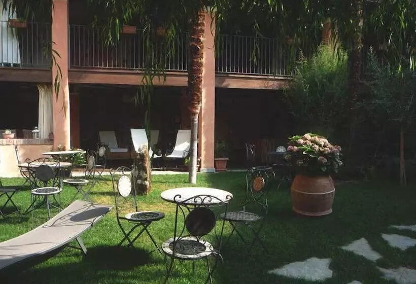 تختخواب و صبحانه Lori's Inn
