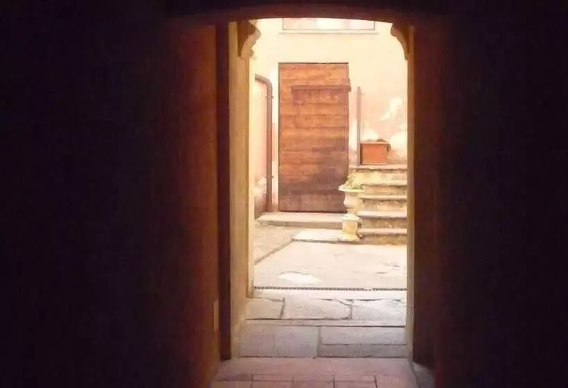تختخواب و صبحانه Lori's Inn