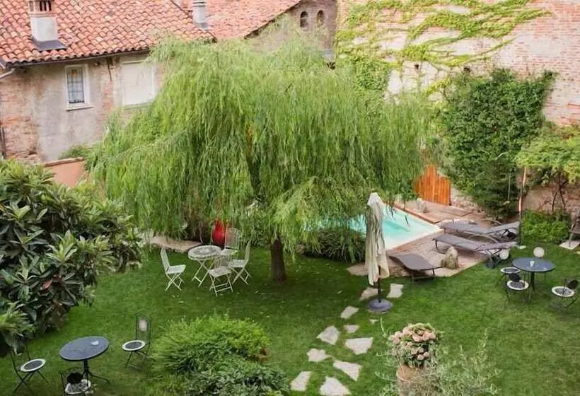 تختخواب و صبحانه Lori's Inn