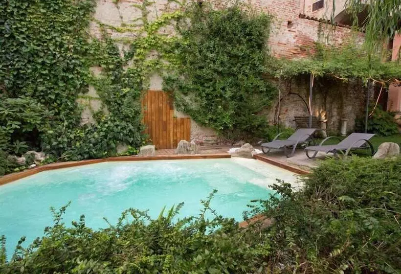 تختخواب و صبحانه Lori's Inn