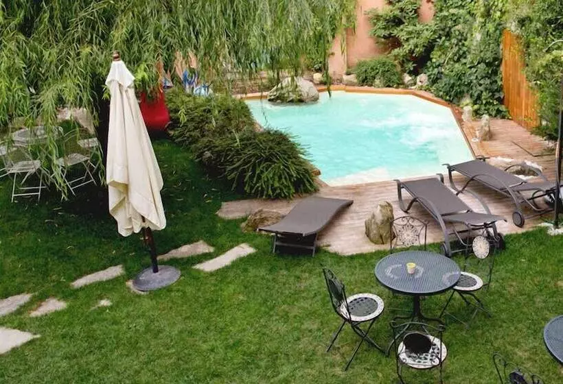 تختخواب و صبحانه Lori's Inn
