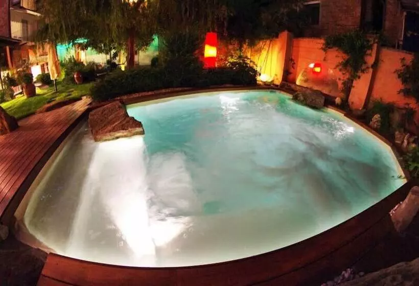 تختخواب و صبحانه Lori's Inn