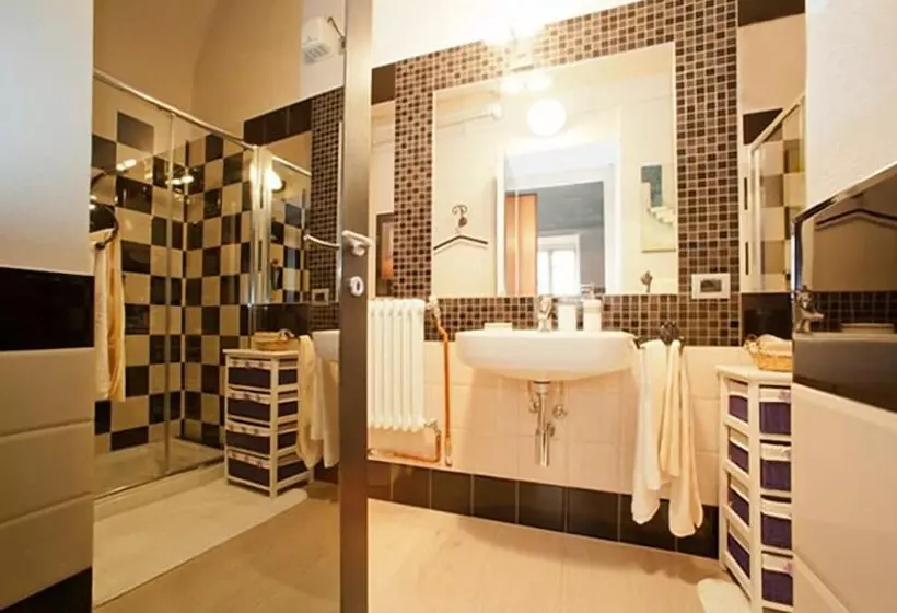 تختخواب و صبحانه Lori's Inn