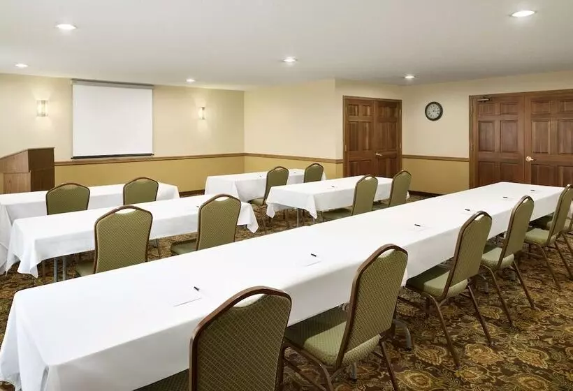 Отель Country Inn & Suites By Radisson, Grinnell, Ia