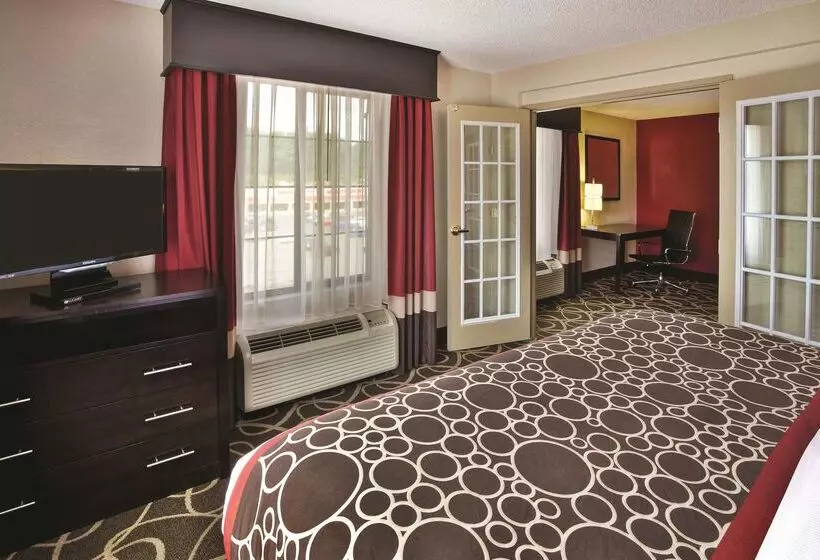 Отель La Quinta Inn & Suites New River Gorge National Park