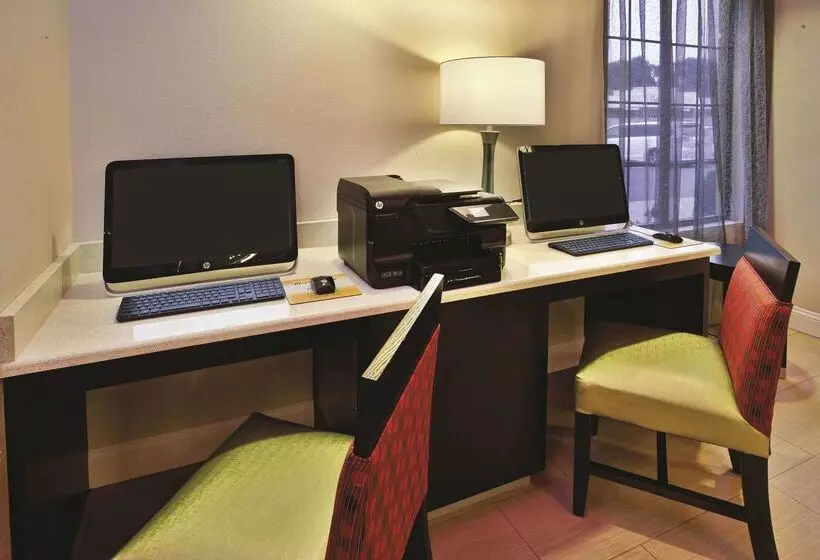 Отель La Quinta Inn & Suites New River Gorge National Park