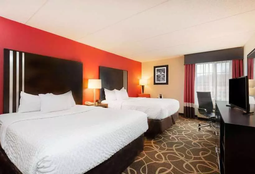 Отель La Quinta Inn & Suites New River Gorge National Park