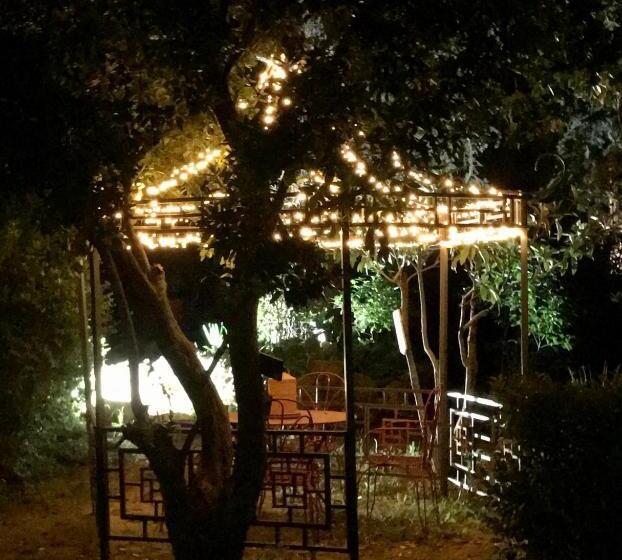 تختخواب و صبحانه La Cactée Singulière