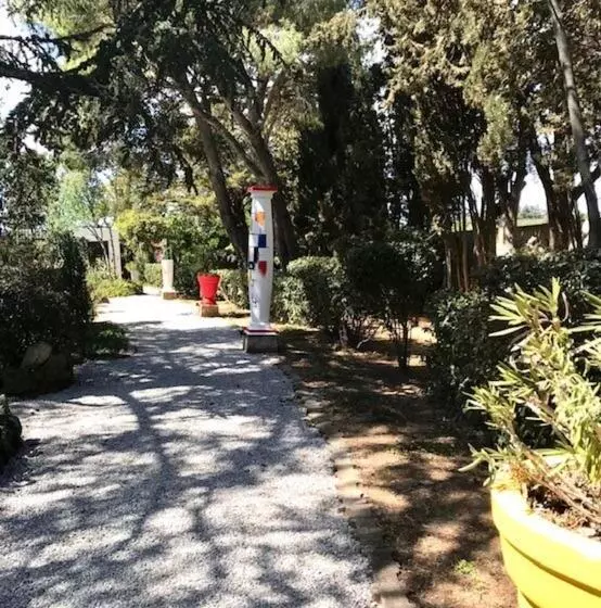 تختخواب و صبحانه La Cactée Singulière