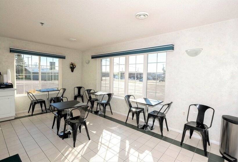 Мотель Mountain Host Motor Inn