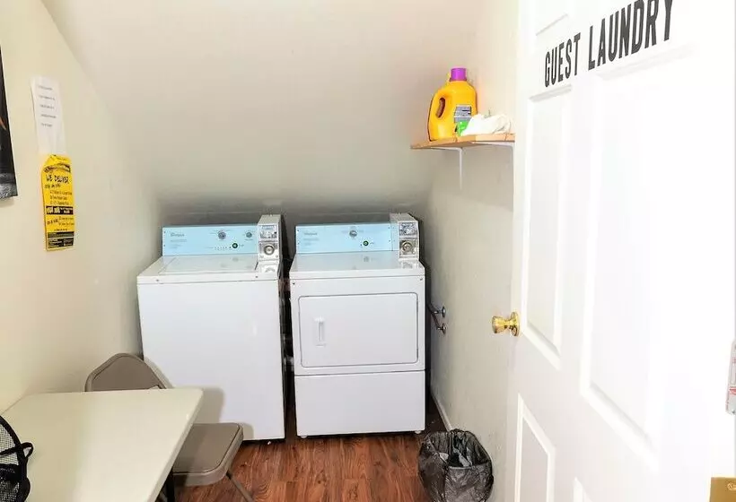 Motelli Mountain Host Motor Inn