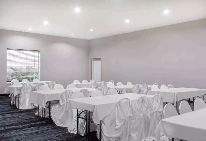 Отель Americinn By Wyndham Pella