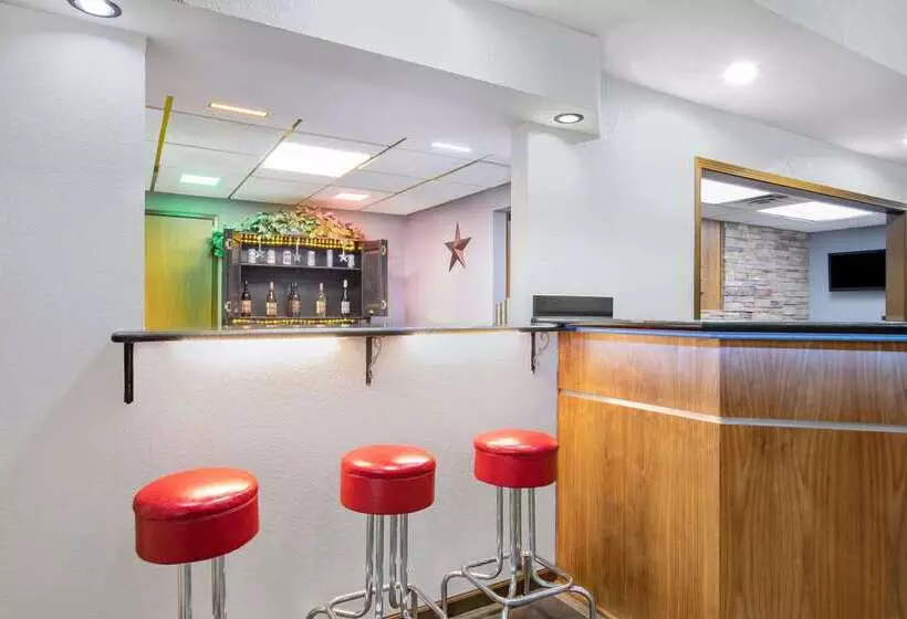 Отель Americinn By Wyndham Pella