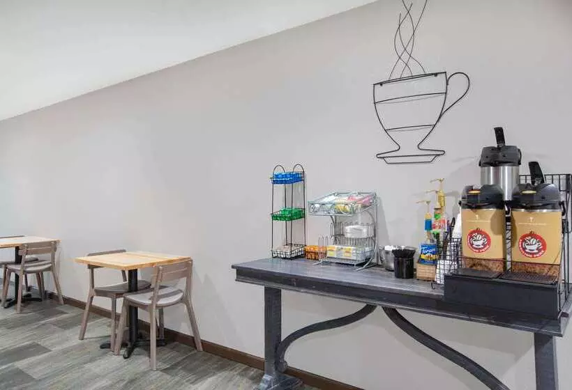 Отель Americinn By Wyndham Pella