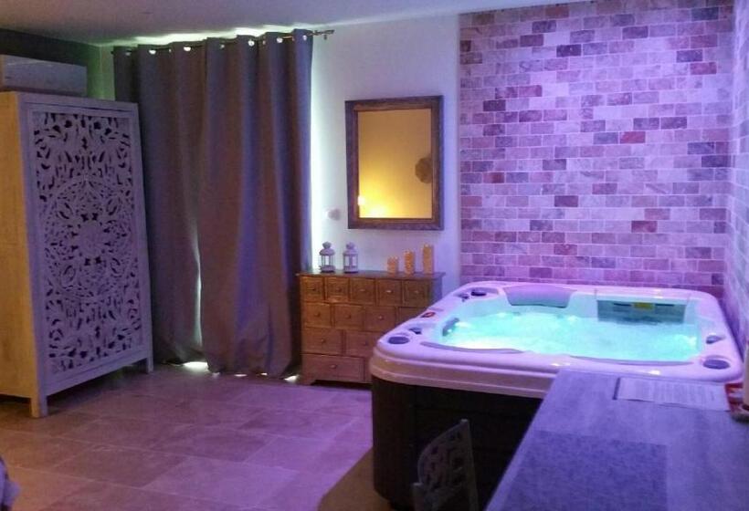 Отель Le Devem De Mirapier