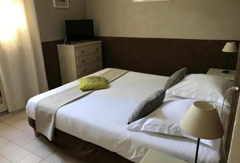 Отель Le Devem De Mirapier