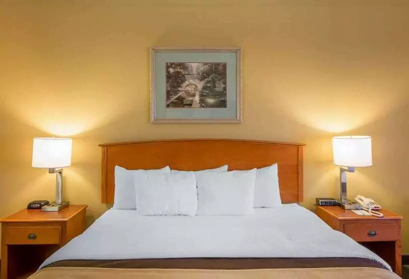 Отель Quality Inn & Suites Midamerica Industrial Park Area