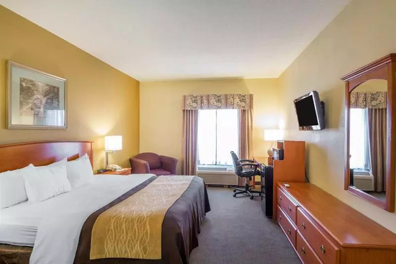 Отель Quality Inn & Suites Midamerica Industrial Park Area