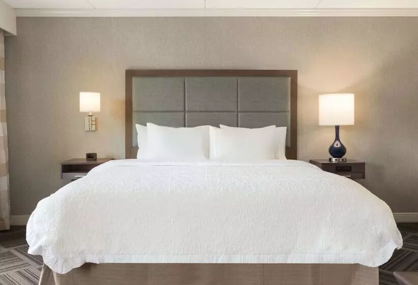 هتل Hampton Inn & Suites Manchesterbedford